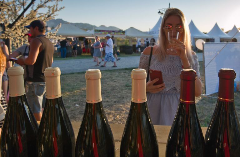 Посетительница винно-гастрономического фестиваля In Vino Veritas в Коктебеле