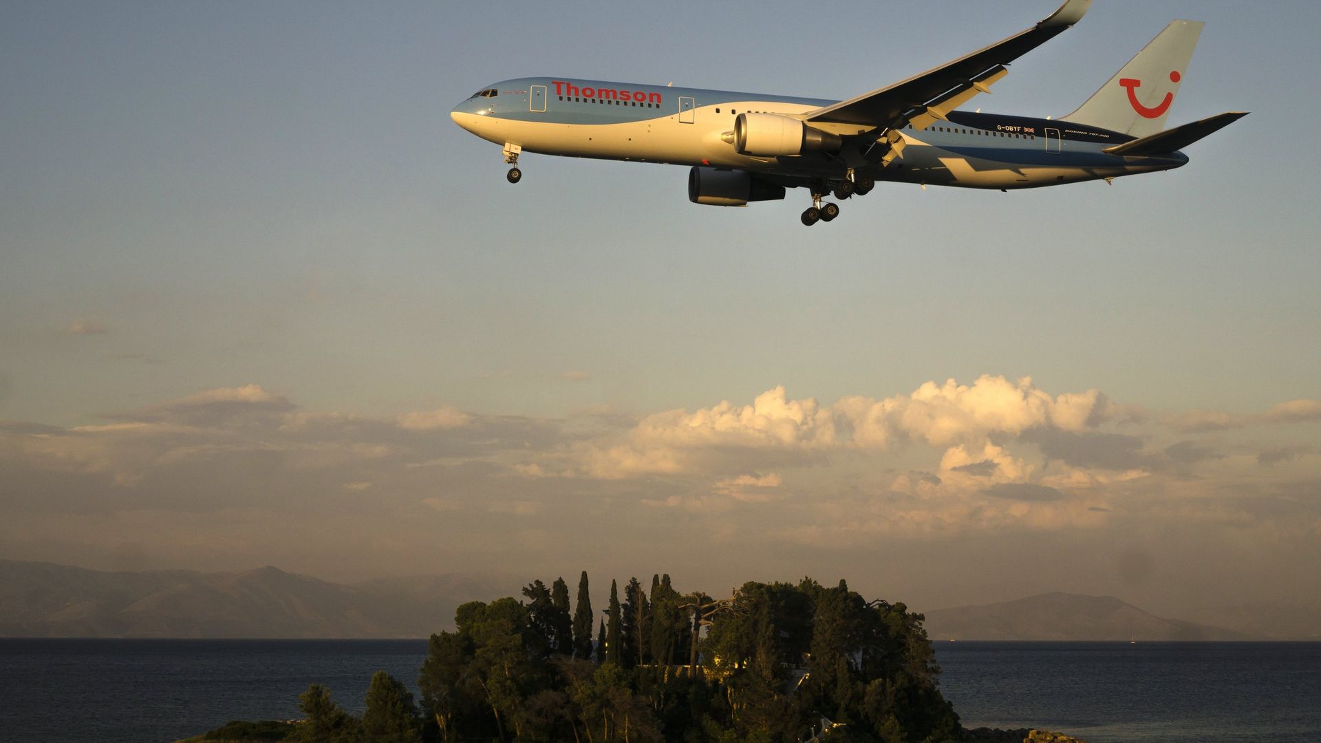 Самолет Boeing 767-300 авиакомпании Thomson Airways у аэропорта города Керкиры на греческом острове Корфу. 20 июня 2014 Самолет Boeing 767-300 авиакомпании Thomson Airways у аэропорта города Керкиры на греческом острове Корфу. 20 июня 2014 - РИА Новости, 1920, 10.03.2022