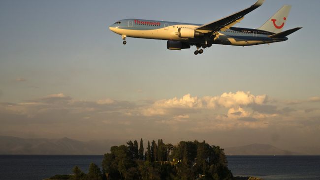 Самолет Boeing 767-300 авиакомпании Thomson Airways у аэропорта города Керкиры на греческом острове Корфу. 20 июня 2014