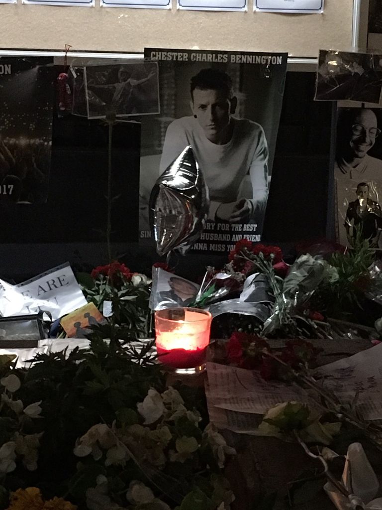 Стихийный мемориал около посольства США, 24.07