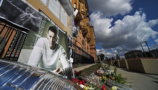 Цветы в память о вокалисте американской группы Linkin Park Честере Беннингтоне у здания посольства США в Москве. 24 июля 2017