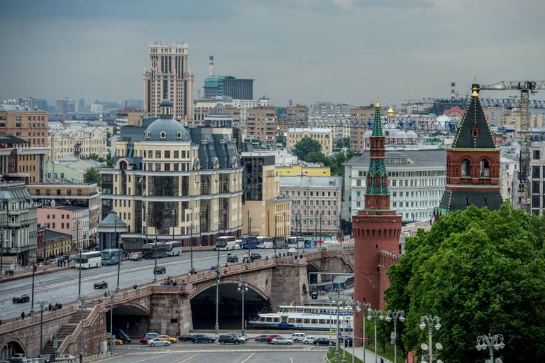 Вид на Константино-Еленинскую башню и Москворецкую башню в Москве Вид на Константино-Еленинскую башню и Москворецкую башню в Москве