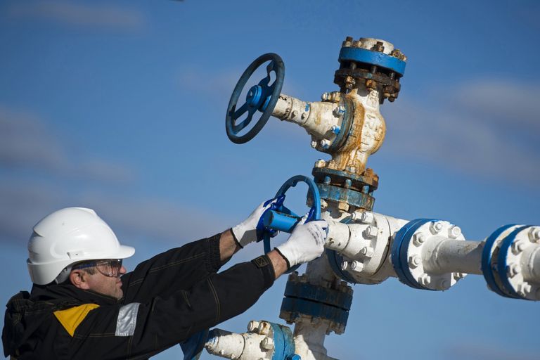 Рабочий на нефтяном месторождении Рабочий на нефтяном месторождении