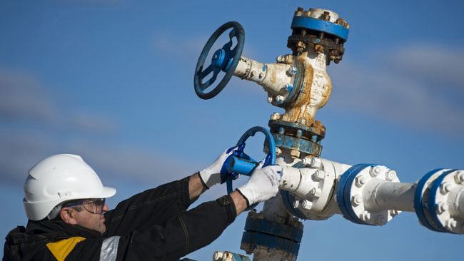 Рабочий на нефтяном месторождении Рабочий на нефтяном месторождении