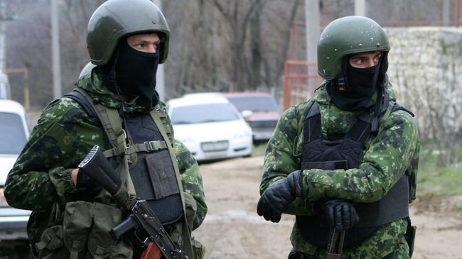 Сотрудники правоохранительных органов во время спецоперации в Дагестане. Архивное фото