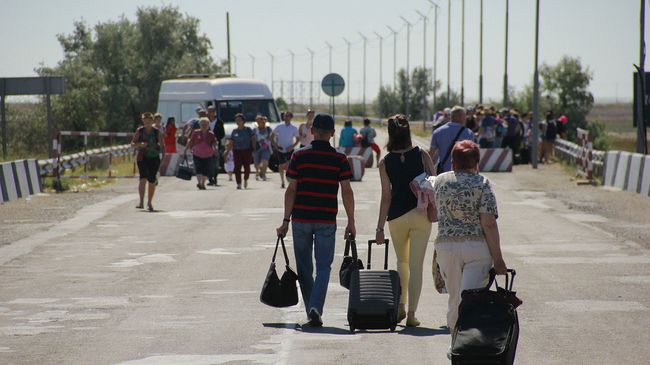 Люди на границе России и Украины в Крыму. Архивное фото Люди на границе России и Украины в Крыму. Архивное фото