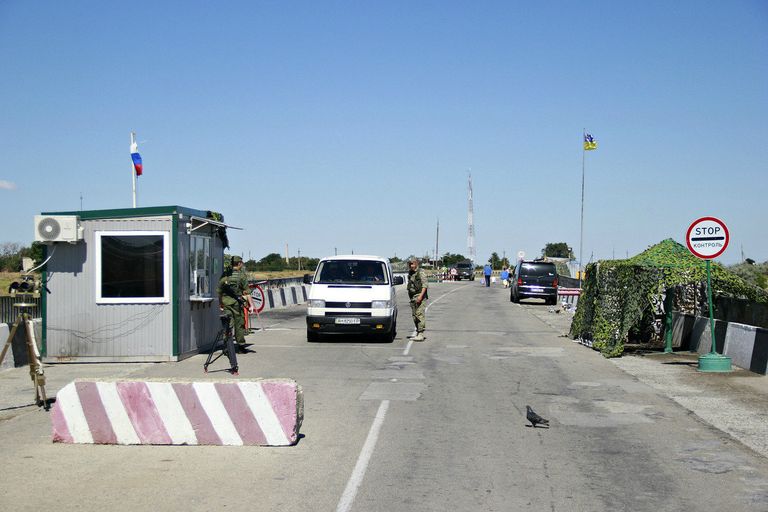 Автомобиль в пункте пропуска на границе России и Украины Автомобиль в пункте пропуска на границе России и Украины