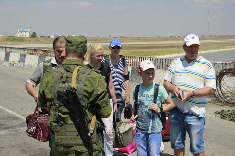 Люди с детьми в пункте пропуска Джанкой на границе России и Украины Люди с детьми в пункте пропуска Джанкой на границе России и Украины