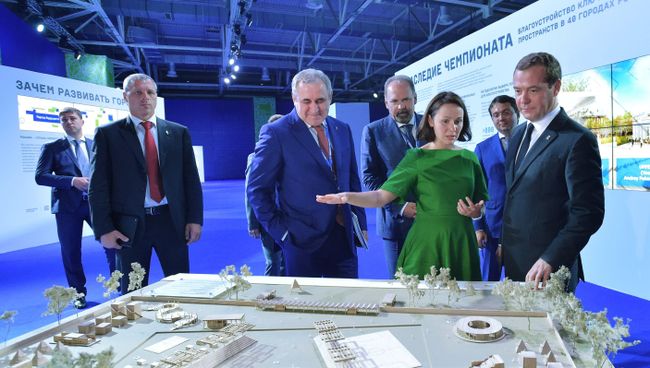 Председатель правительства РФ Дмитрий Медведев осматривает выставку проектов в рамках форума Городская среда в Краснодаре. 24 июля 2017 Председатель правительства РФ Дмитрий Медведев осматривает выставку проектов в рамках форума Городская среда в Краснодаре. 24 июля 2017