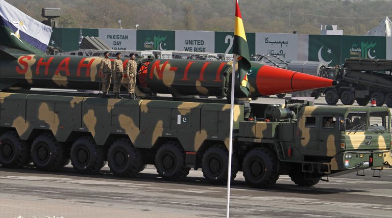 Пакистанская ракета Shaheen-III, способная нести ядерные боеголовки, во время военного парада в Исламабаде Пакистанская ракета Shaheen-III, способная нести ядерные боеголовки, во время военного парада в Исламабаде