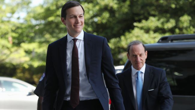 Зять и советник президента США Джаред Кушнер перед встречей с сенатским разведывательным комитетом, Вашингтон. 24 июля 2017 Зять и советник президента США Джаред Кушнер перед встречей с сенатским разведывательным комитетом, Вашингтон. 24 июля 2017