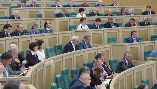 Сенаторы на заседании Совета Федерации. Архивное фото Сенаторы на заседании Совета Федерации. Архивное фото