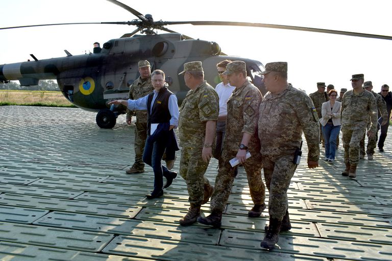 Спецпредставитель США по Украине Курт Волкер на Донбассе Спецпредставитель США по Украине Курт Волкер на Донбассе