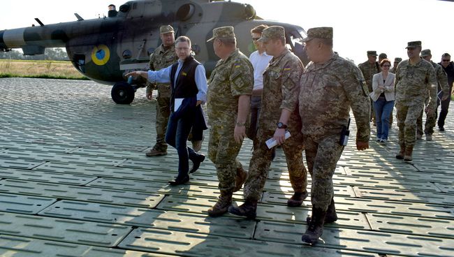 Спецпредставитель США по Украине Курт Волкер на Донбассе