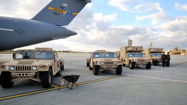 Американские радиолокационные комплексы контрбатарейной борьбы AN/TPQ-36 во время церемонии передачи украинским военным. Архивное фото Американские радиолокационные комплексы контрбатарейной борьбы AN/TPQ-36 во время церемонии передачи украинским военным. Архивное фото