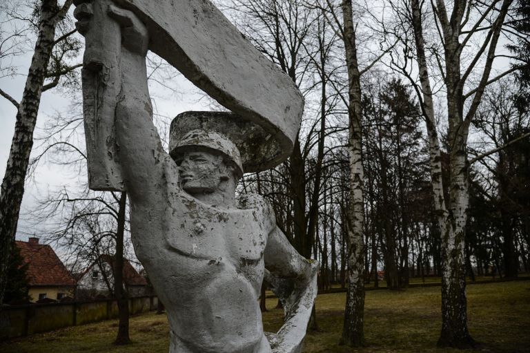 На интернациональном военном кладбище в польском Ольштыне, где похоронены советские и польские солдаты, а также французские летчики эскадрильи Нормандии Неман, погибшие в годы Второй мировой войны На интернациональном военном кладбище в польском Ольштыне, где похоронены советские и польские солдаты, а также французские летчики эскадрильи Нормандии Неман, погибшие в годы Второй мировой войны