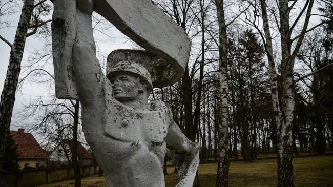 На интернациональном военном кладбище в польском Ольштыне, где похоронены советские и польские солдаты, а также французские летчики эскадрильи Нормандии Неман, погибшие в годы Второй мировой войны. Архивное фото