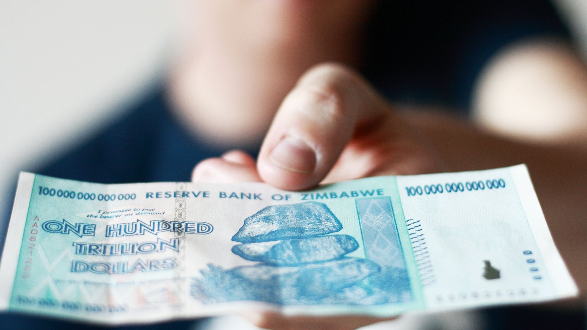 Купюра номиналом 100 триллионов долларов Зимбабве Купюра номиналом 100 триллионов долларов Зимбабве - РИА Новости, 1920, 02.09.2021