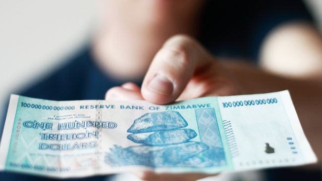 Купюра номиналом 100 триллионов долларов Зимбабве. Архивное фото