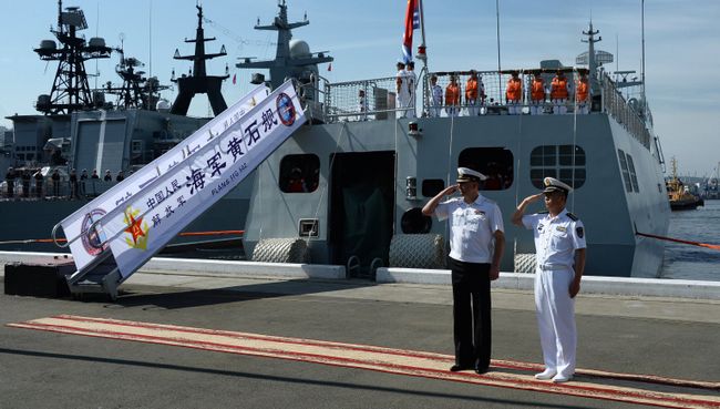 Командир бригады сторожевых кораблей Северного флота ВМС НОА Китая старший капитан I ранга Ле Ли и заместитель командира соединения надводных кораблей Тихоокеанского флота капитан I ранга Иван Ковалев. 26 июля 2017 Командир бригады сторожевых кораблей Северного флота ВМС НОА Китая старший капитан I ранга Ле Ли и заместитель командира соединения надводных кораблей Тихоокеанского флота капитан I ранга Иван Ковалев. 26 июля 2017