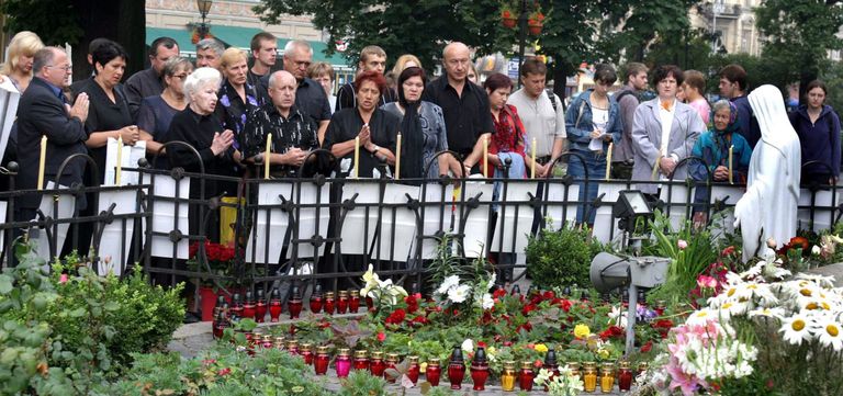Родственники погибших при крушении СУ-27 во время панихиды во Львове. 27 июля 2005