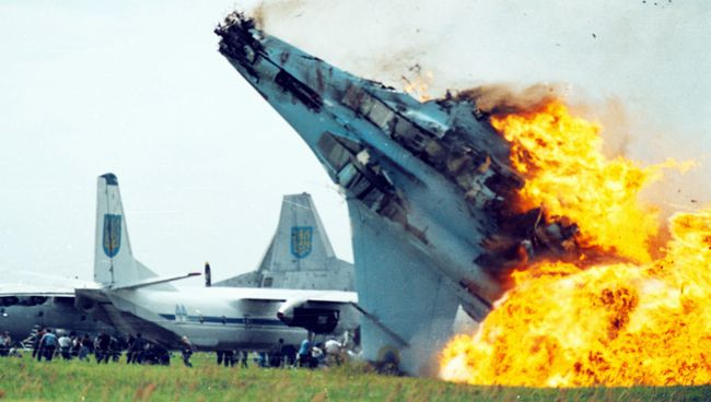 Крушение истребителя Су-27 ВВС Украины в аэропорту Львова в Скнилове. 27 июля 2002 Крушение истребителя Су-27 ВВС Украины в аэропорту Львова в Скнилове. 27 июля 2002