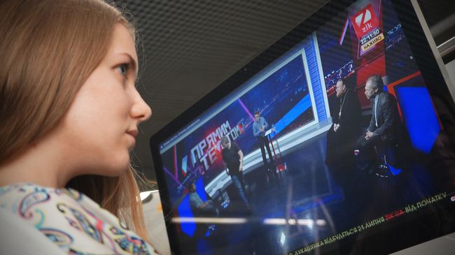 Девушка смотрит ток-шоу Прямым текстом на телеканале ZIK Девушка смотрит ток-шоу Прямым текстом на телеканале ZIK