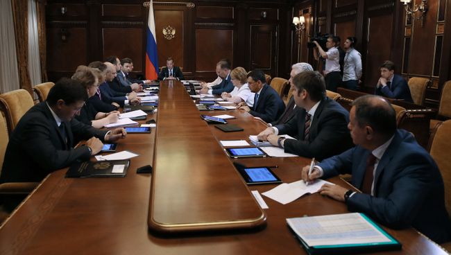 Дмитрий Медведев на заседании президиума Совета при президенте РФ по стратегическому развитию и приоритетным проектам. 26 июля 2017 Дмитрий Медведев на заседании президиума Совета при президенте РФ по стратегическому развитию и приоритетным проектам. 26 июля 2017