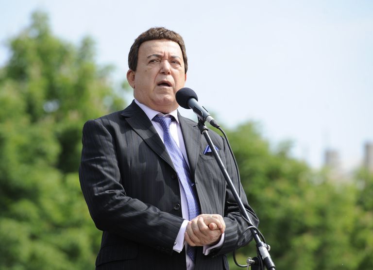 Иосиф Кобзон во время выступления на площади Ленина в Донецке