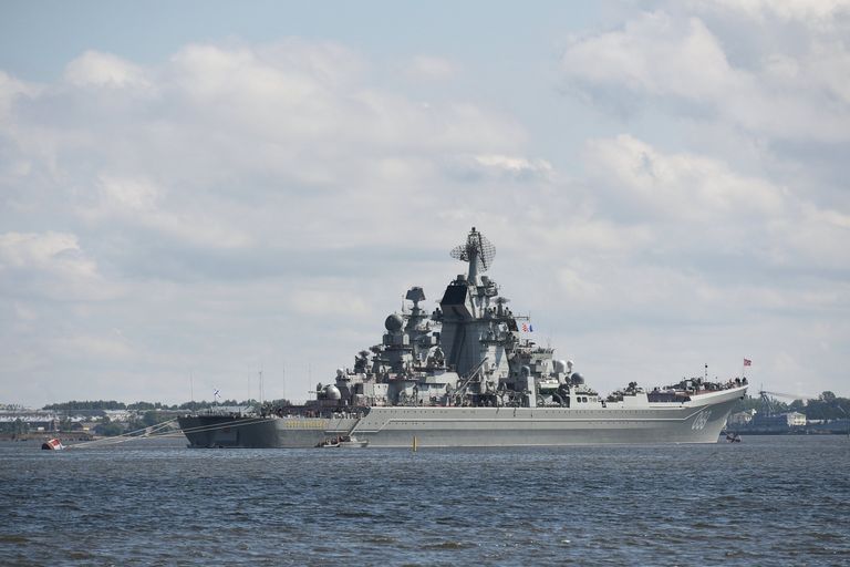 Атомный крейсер Петр Великий прибыл в Кронштадт, чтобы принять участие в параде в честь Дня ВМФ. 26 июля 2017
