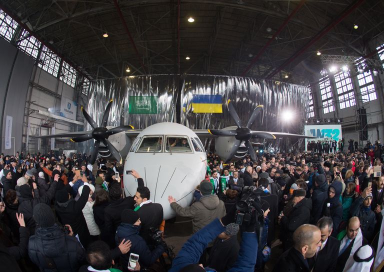 Церемония выкатки многоцелевого грузового самолета АН-132 в цехе самолетостроительного предприятия Антонов. 2016 год