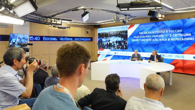 Чрезвычайный и Полномочный Посол Государства Палестина в Российской Федерации Абдельхафиз Нофаль в ММПЦ МИА Россия сегодня. 26 июля 2017 Чрезвычайный и Полномочный Посол Государства Палестина в Российской Федерации Абдельхафиз Нофаль в ММПЦ МИА Россия сегодня. 26 июля 2017