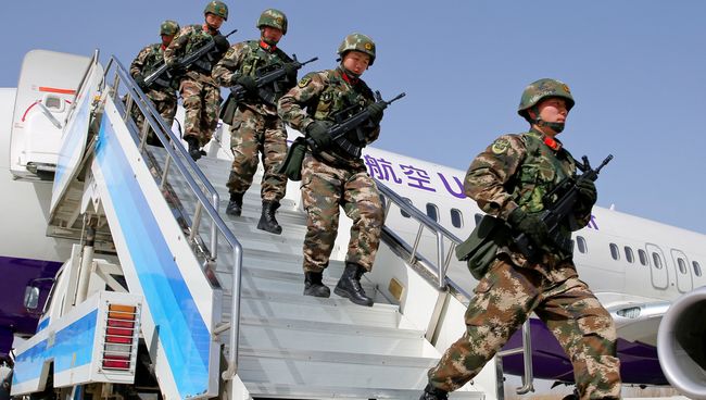 Сотрудники китайской военной полиции во время антитеррористических учений в Синьцзян-Уйгурском автономном районе Китая. Архивное фото Сотрудники китайской военной полиции во время антитеррористических учений в Синьцзян-Уйгурском автономном районе Китая. Архивное фото