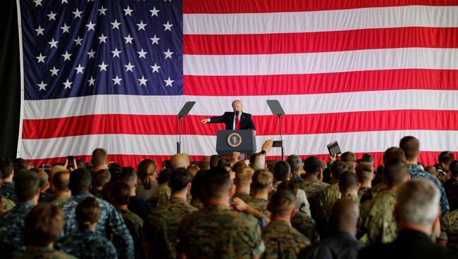 Президент США Дональд Трамп перед военнослужащими США на военно-морской базе Сигонелла. Архивное фото Президент США Дональд Трамп перед военнослужащими США на военно-морской базе Сигонелла. Архивное фото