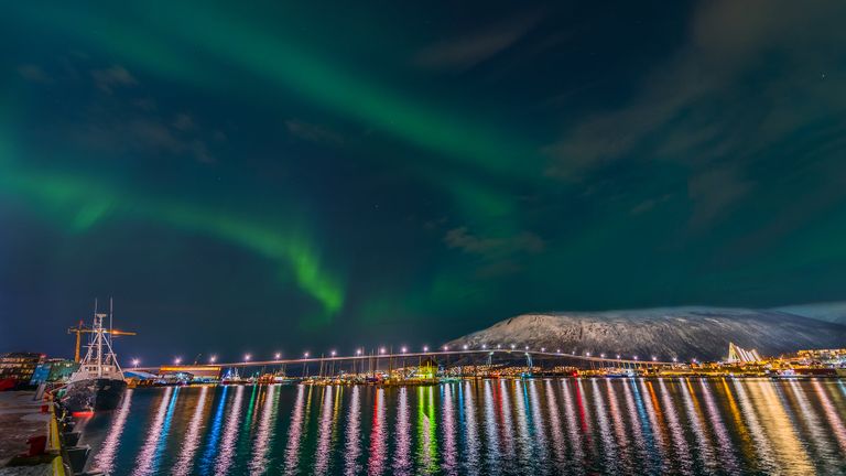 Работа фотографа Derek Burdeny Beautiful Tromso, вошедшая в шорт-лист Insight Astronomy Photographer of the Year 2017 Работа фотографа Derek Burdeny Beautiful Tromso, вошедшая в шорт-лист Insight Astronomy Photographer of the Year 2017