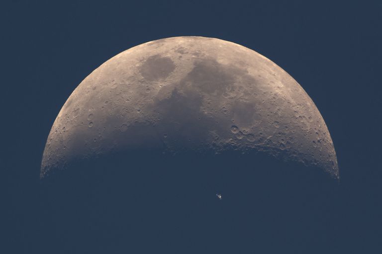 Работа фотографа Dani Caxete ISS Daylight Transit, вошедшая в шорт-лист Insight Astronomy Photographer of the Year 2017 Работа фотографа Dani Caxete ISS Daylight Transit, вошедшая в шорт-лист Insight Astronomy Photographer of the Year 2017