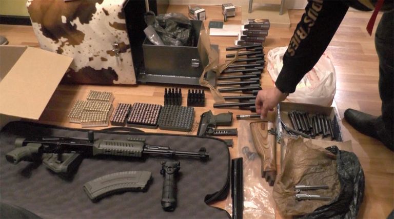 Задержание участников группу неонацистов, торговавших оружием. Кадр оперативной съемки ФСБ Задержание участников группу неонацистов, торговавших оружием. Кадр оперативной съемки ФСБ