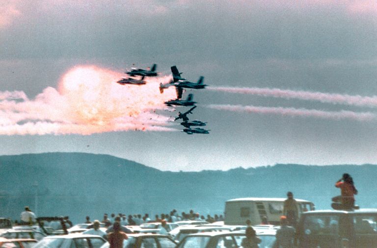 Столкновение самолетов пилотажной группы Frecce Tricolori на базе ВВС США Рамштайн в ФРГ. 28 августа 1988 Столкновение самолетов пилотажной группы Frecce Tricolori на базе ВВС США Рамштайн в ФРГ. 28 августа 1988