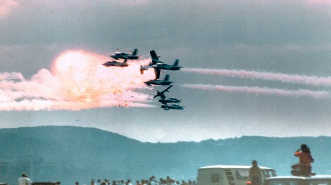 Столкновение самолетов пилотажной группы Frecce Tricolori на базе ВВС США Рамштайн в ФРГ. 28 августа 1988 Столкновение самолетов пилотажной группы Frecce Tricolori на базе ВВС США Рамштайн в ФРГ. 28 августа 1988