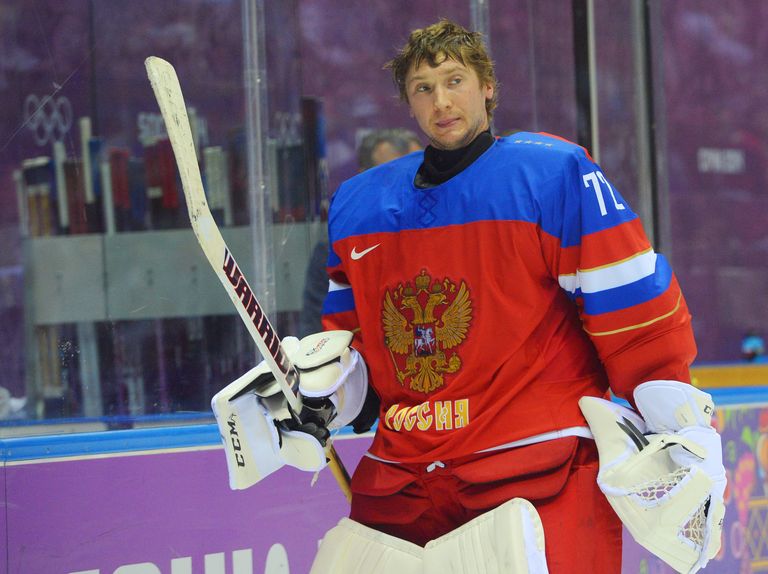 Вратарь Сергей Бобровский (Россия) во время разминки перед матчем группового этапа между сборными командами России и Словакии на соревнованиях по хоккею среди мужчин на XXII зимних Олимпийских играх в Сочи Вратарь Сергей Бобровский (Россия) во время разминки перед матчем группового этапа между сборными командами России и Словакии на соревнованиях по хоккею среди мужчин на XXII зимних Олимпийских играх в Сочи