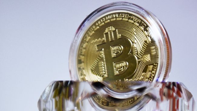 Сувенирная монета криптовалюты биткойн в MaRSe Bitcoin Center в Москве. Архивное фото