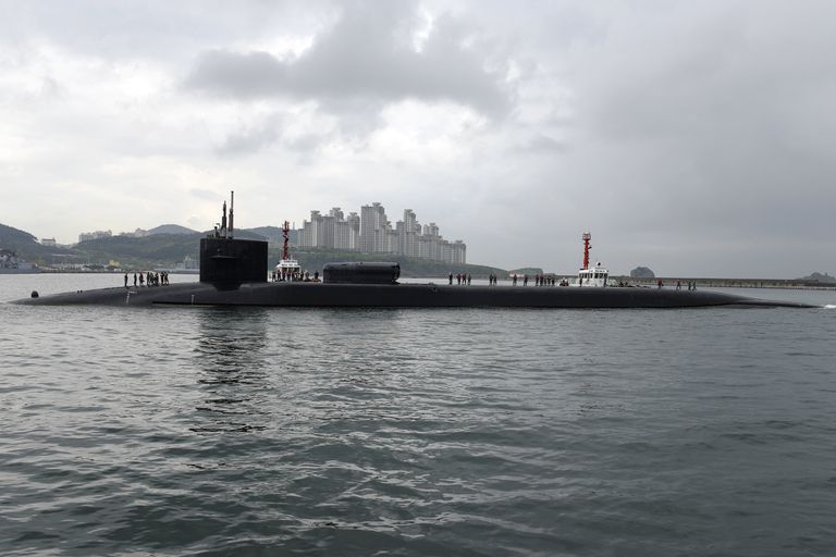 Подводная лодка ВМФ США USS Michigan класса Ohio прибывает в Пусан, Южная Корея Подводная лодка ВМФ США USS Michigan класса Ohio прибывает в Пусан, Южная Корея