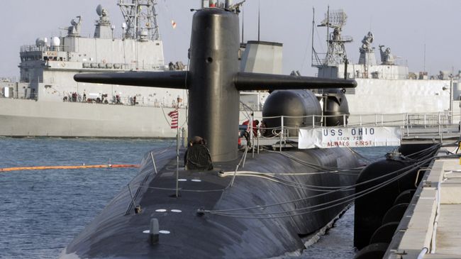Подводная лодка ВМФ США класса Ohio на военно-морской базе в Пусане, Южная Корея Подводная лодка ВМФ США класса Ohio на военно-морской базе в Пусане, Южная Корея