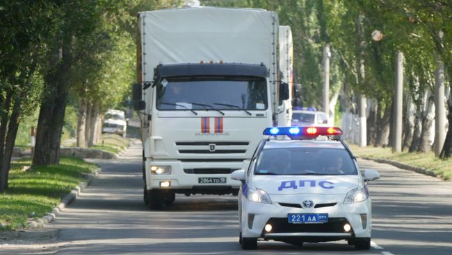 Автомобили гуманитарного конвоя МЧС Российской Федерации в Донецке. Архивное фото Автомобили гуманитарного конвоя МЧС Российской Федерации в Донецке. Архивное фото