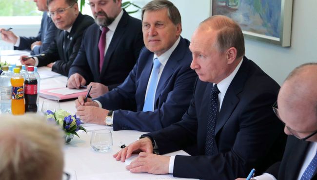 Президент РФ Владимир Путин во время встречи с президентом Финляндии Саули Ниинистё в городе Савонлинна. 27 июля 2017 Президент РФ Владимир Путин во время встречи с президентом Финляндии Саули Ниинистё в городе Савонлинна. 27 июля 2017