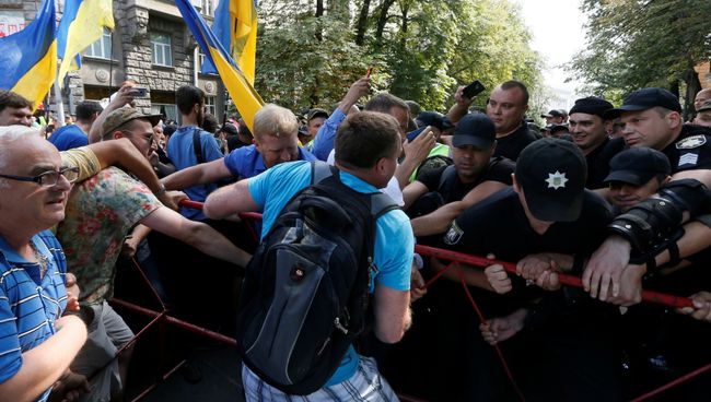 Потасовка сторонников Михаила Саакашвили с полицией в Киеве. 27 июля 2017 Потасовка сторонников Михаила Саакашвили с полицией в Киеве. 27 июля 2017
