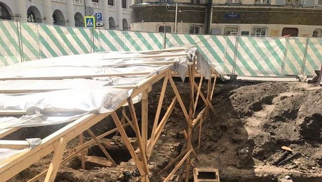 Раскопки во время реконструкции Биржевой площади в Москве. Архивное фото Раскопки во время реконструкции Биржевой площади в Москве. Архивное фото
