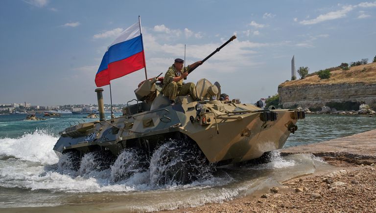 БТР 82А форсируют водную преграду во время генеральной репетиции парада кораблей ко Дню ВМФ в Севастополе БТР 82А форсируют водную преграду во время генеральной репетиции парада кораблей ко Дню ВМФ в Севастополе