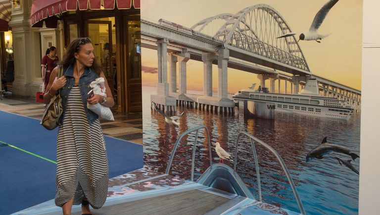 Выставка, посвященная строящемуся мосту через Керченский пролив, открылась в ГУМе. 27 июля 2017 Выставка, посвященная строящемуся мосту через Керченский пролив, открылась в ГУМе. 27 июля 2017