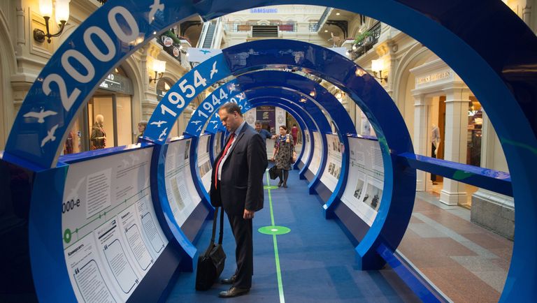 Посетители на выставке, посвященной строящемуся мосту через Керченский пролив, в московском ГУМе на Красной площади. 27 июля 2017 Посетители на выставке, посвященной строящемуся мосту через Керченский пролив, в московском ГУМе на Красной площади. 27 июля 2017